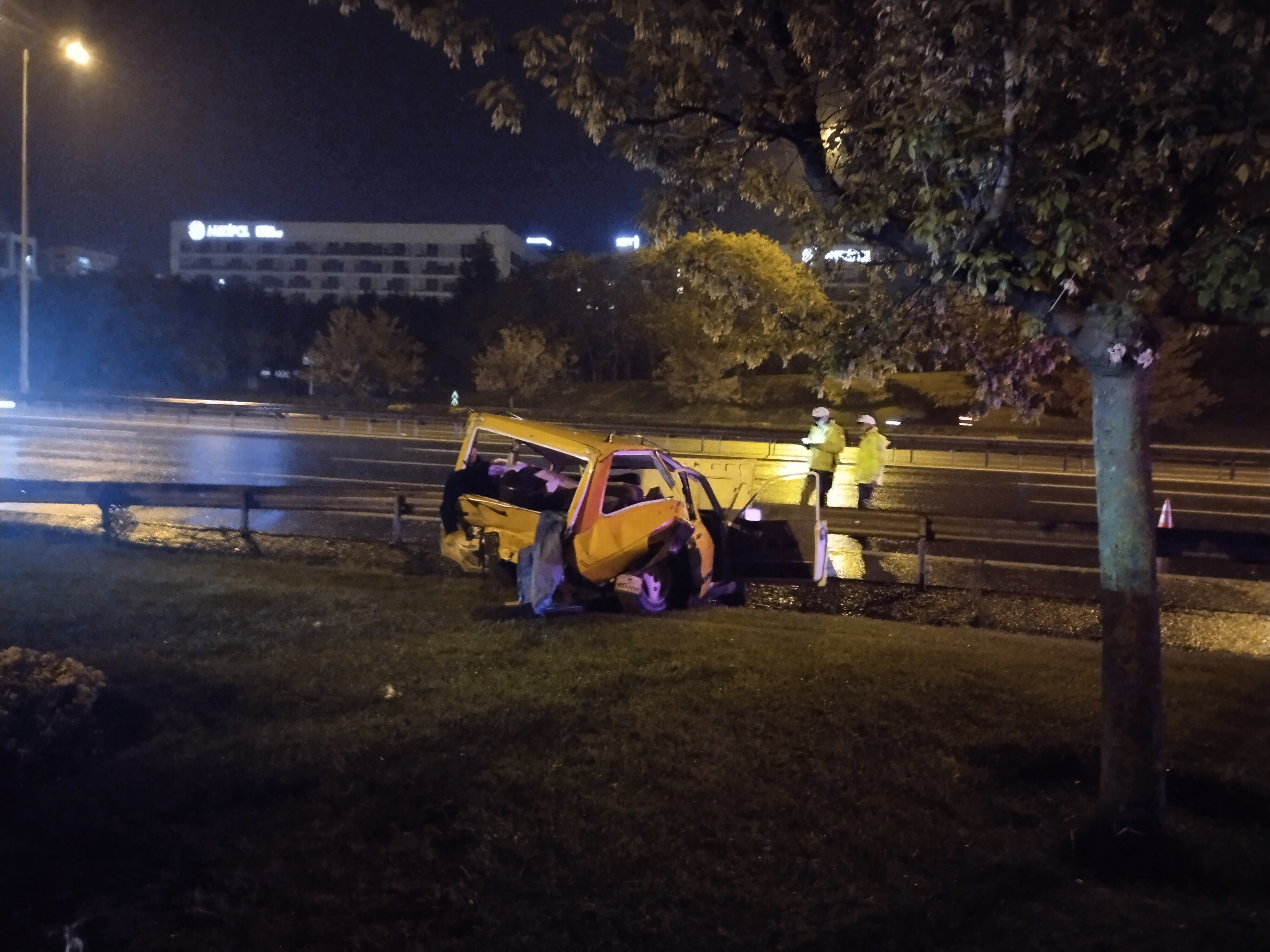 Beykoz'da kontrolden çıkan hafif ticari araç otomobile çarptı: 2 yaralı