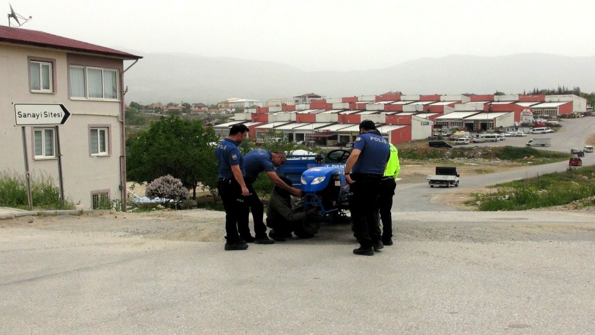 Aracı arızalanan yaşlı adamın imdadına polis yetişti