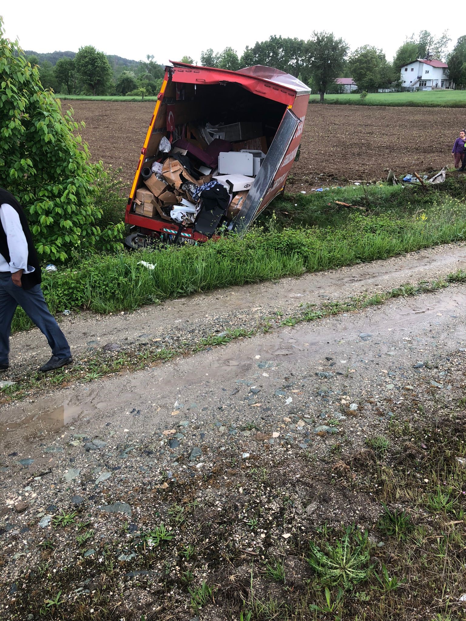 Ev eşyası taşıyan kamyon tarlaya uçtu: Yaralılar var