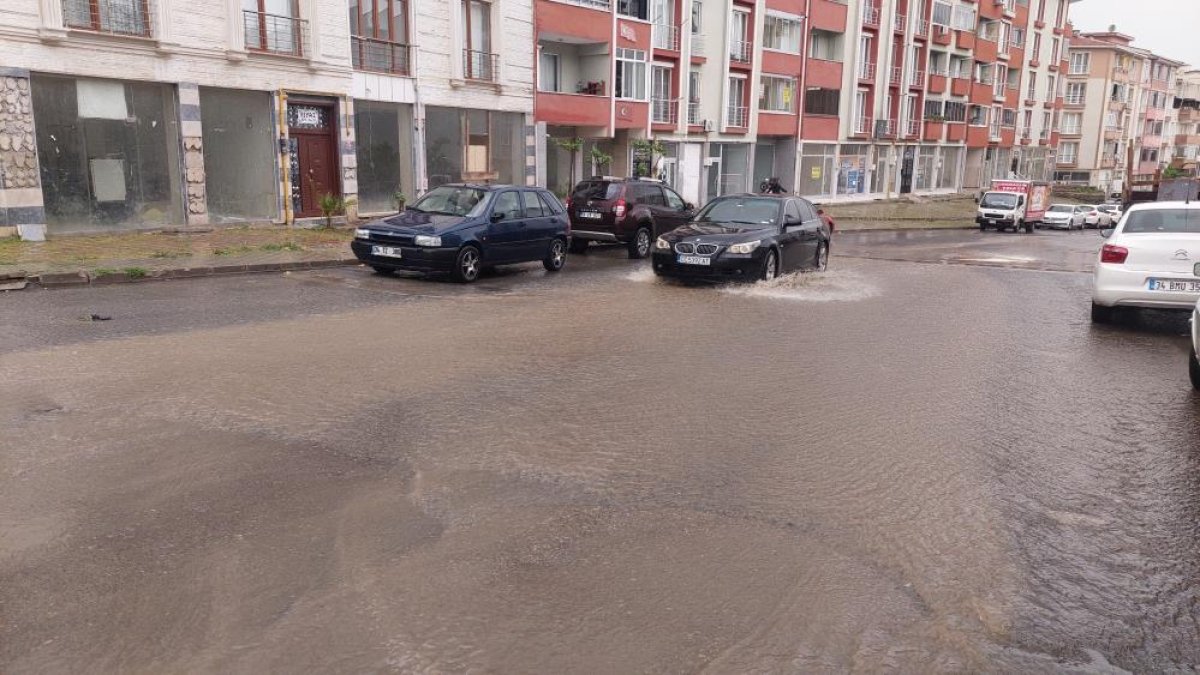 Tekirdağ'da 10 dakikada bastıran yağmur sokakları dereye çevirdi!