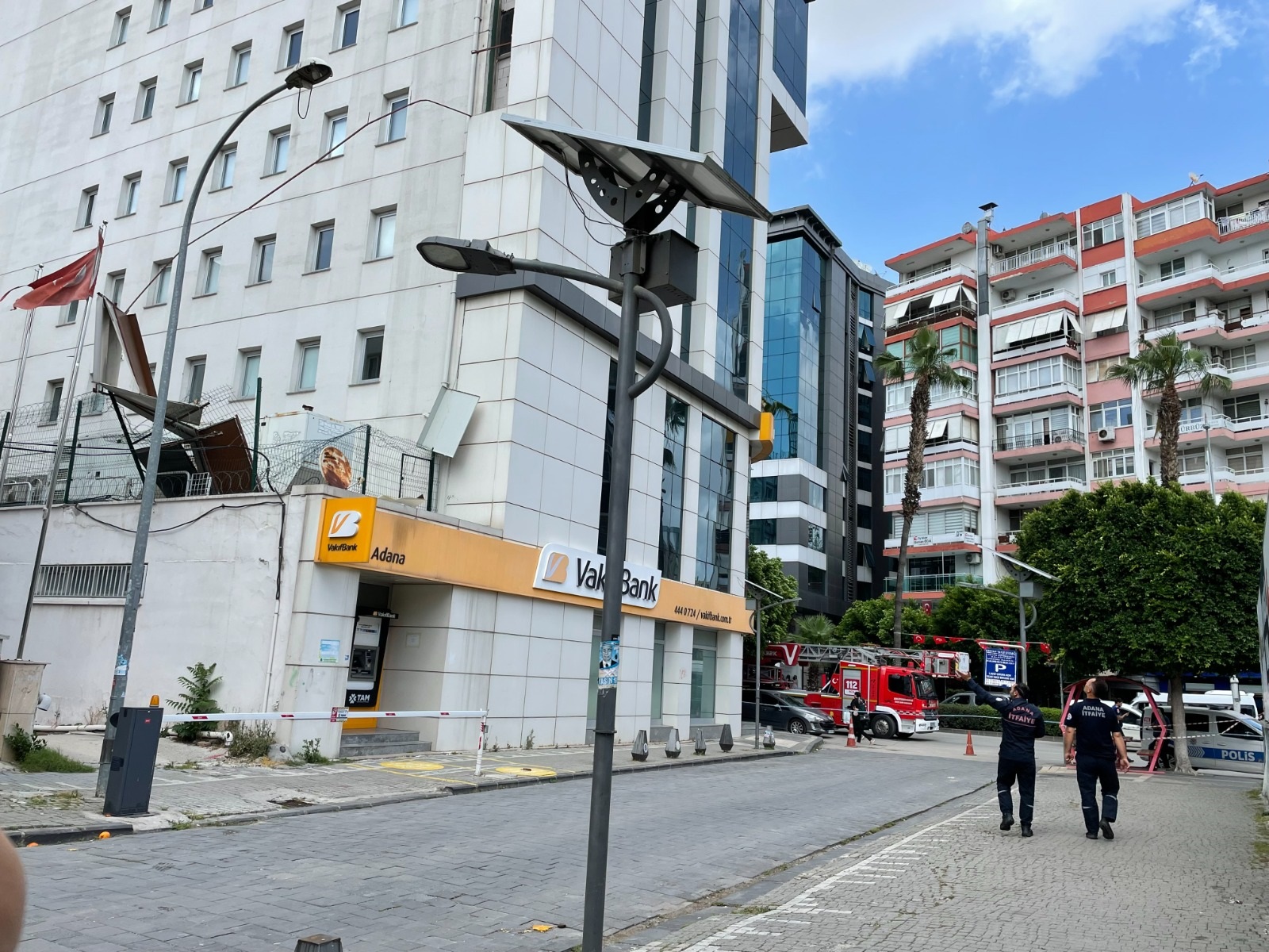 Adana’da rüzgar yıktı geçti