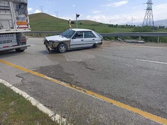 Elazığ'da otomobil bariyerlere çarptı: 1 yaralı