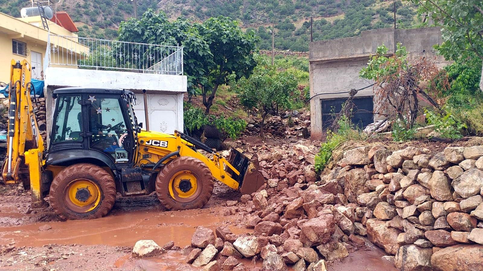 Kapanan yollar ulaşıma açıldı