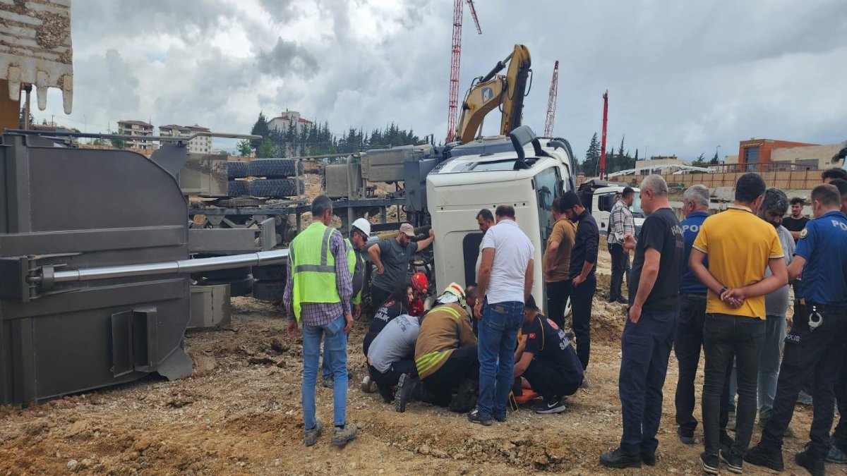 Devrilen hafriyat kamyonunun sürücüsü yaralandı