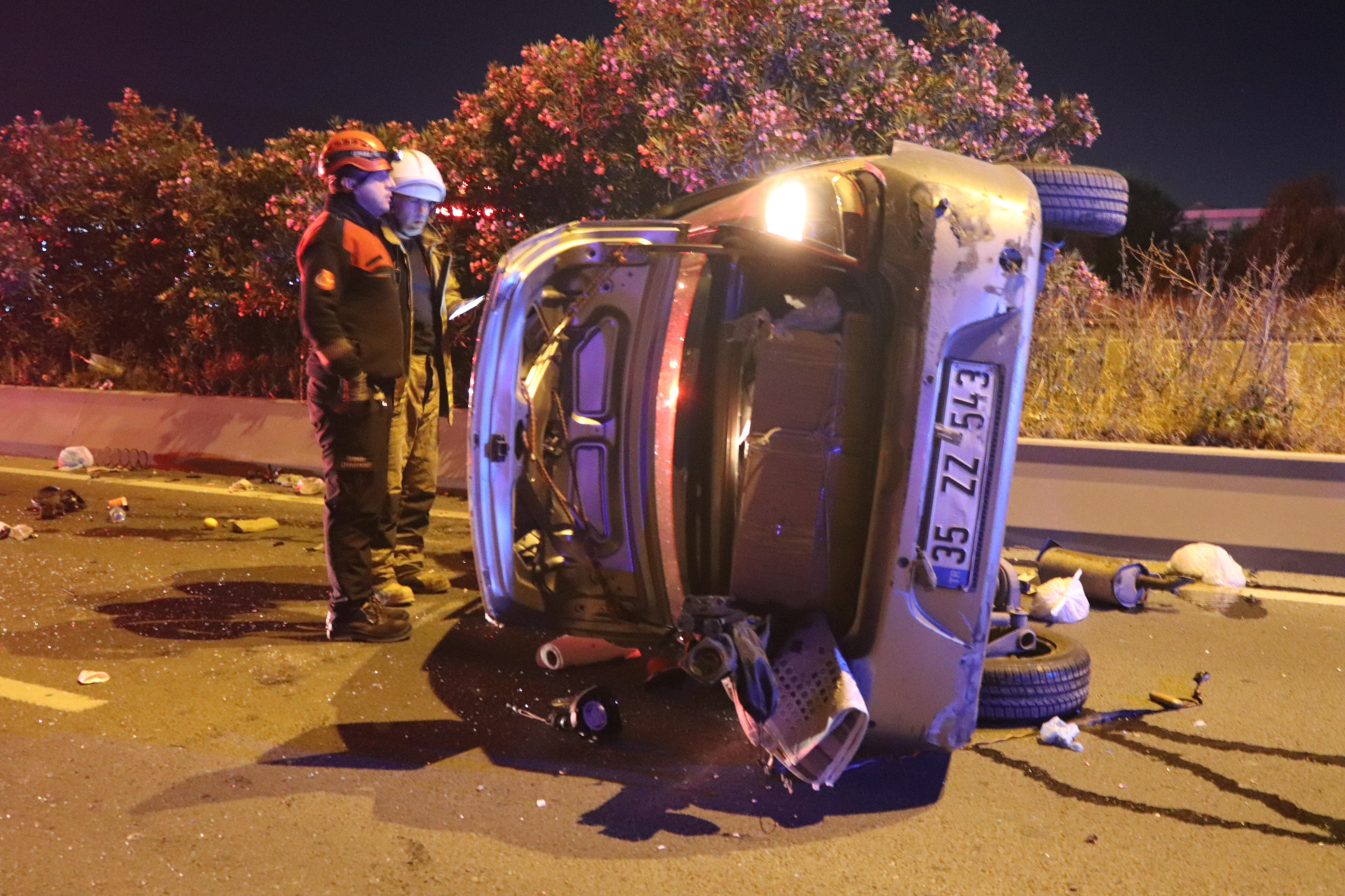 İzmir'de araç kontrolden çıktı: Sürücü ağır yaralı