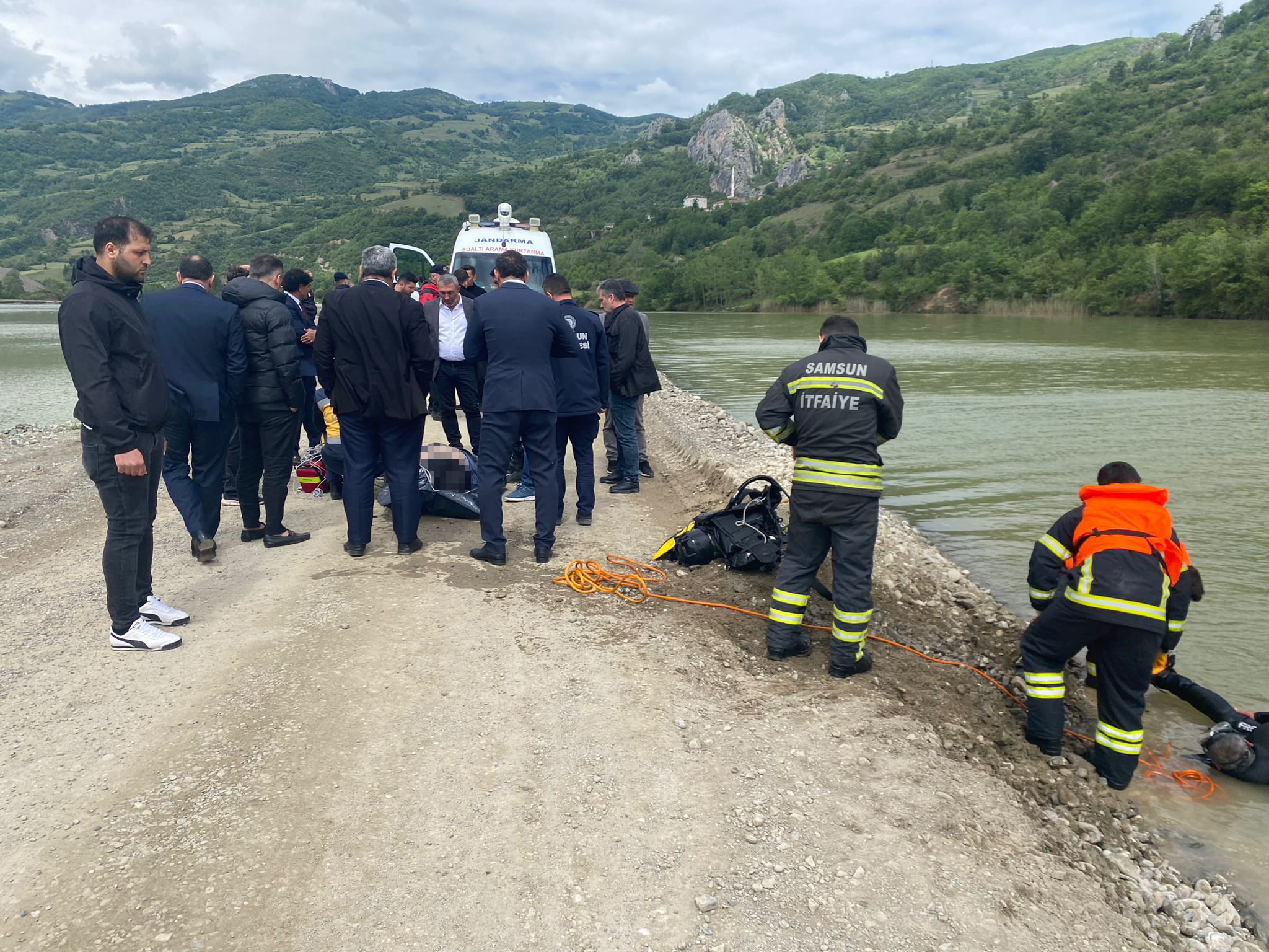 Hafriyat kamyonu gölete devrildi: 1 ölü