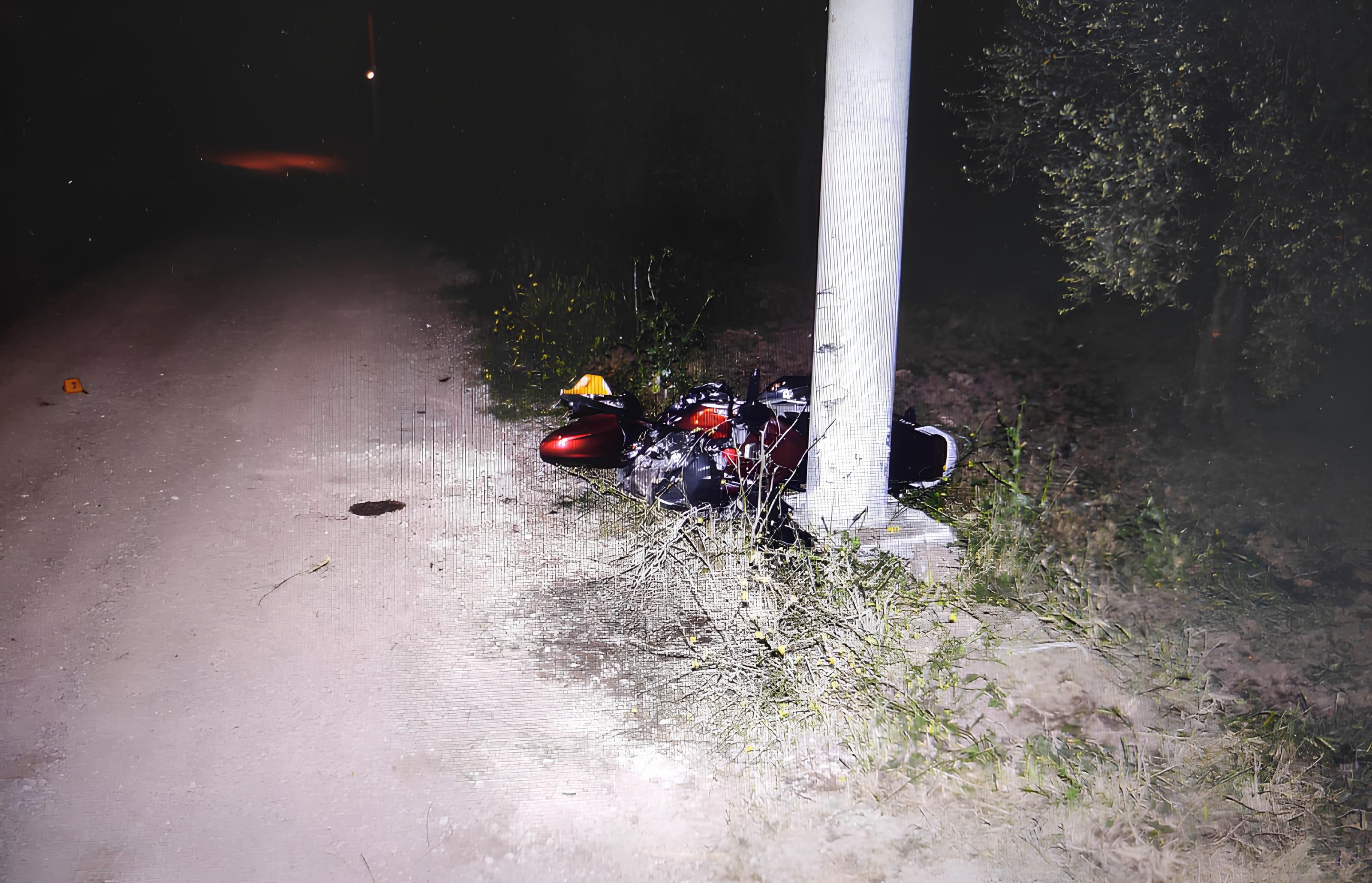 Motosiklet beton direğe çarptı: 1 ölü