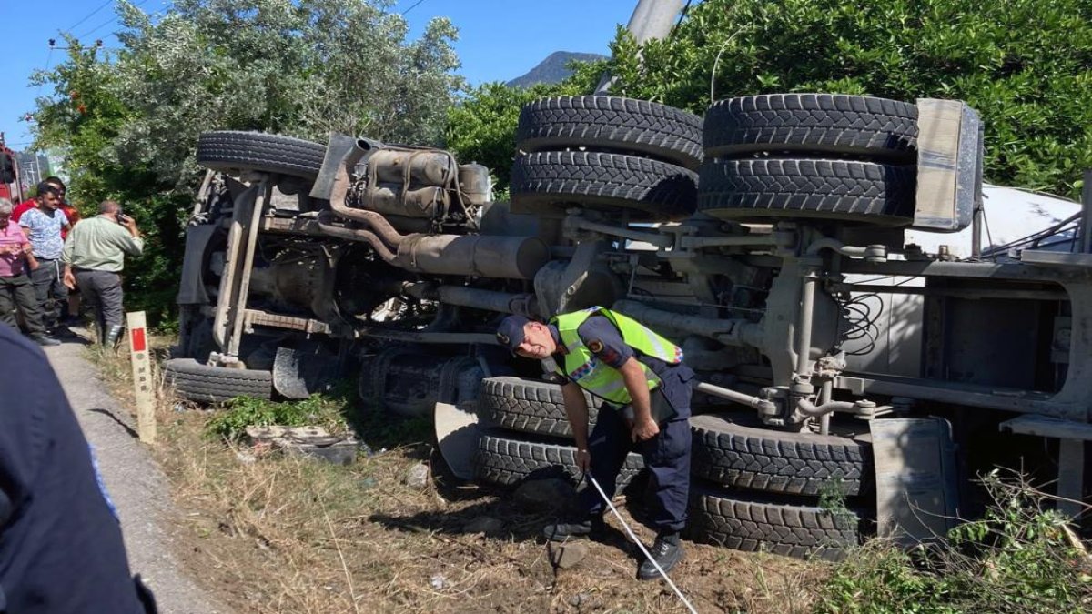 Beton mikserinde sıkışan sürücüyü itfaiye çıkarttı