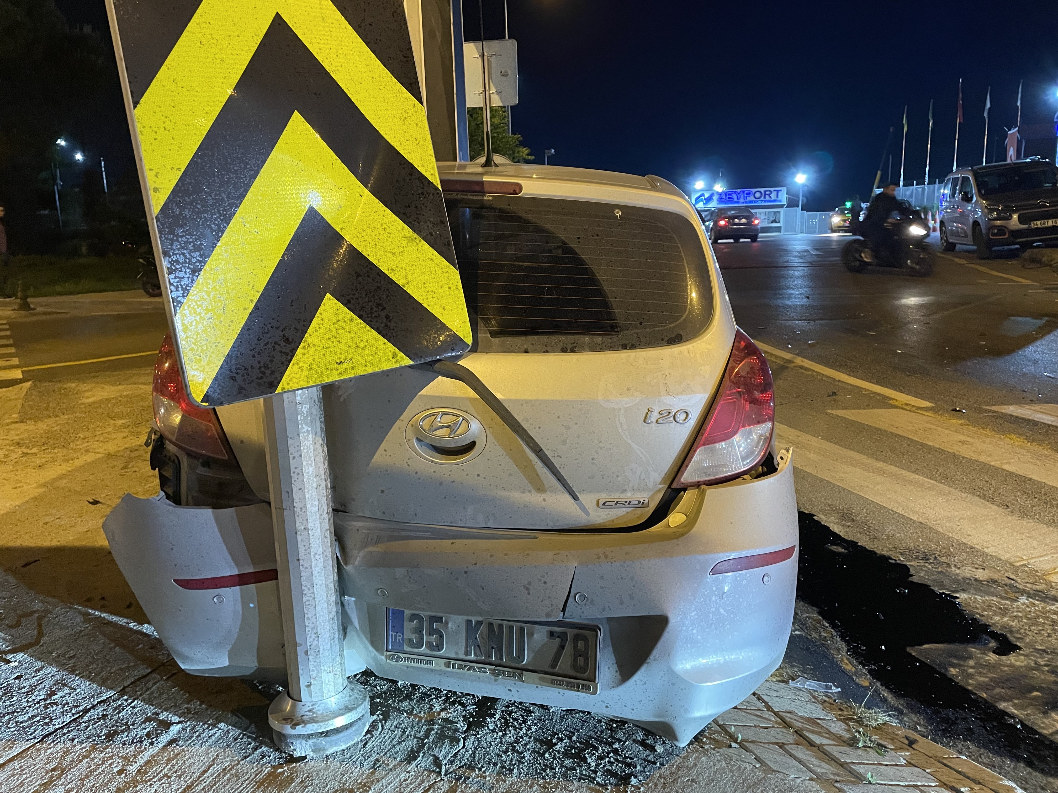Zeytinburnu’nda sürücü direksiyon hakimiyetini kaybetti: 1 yaralı