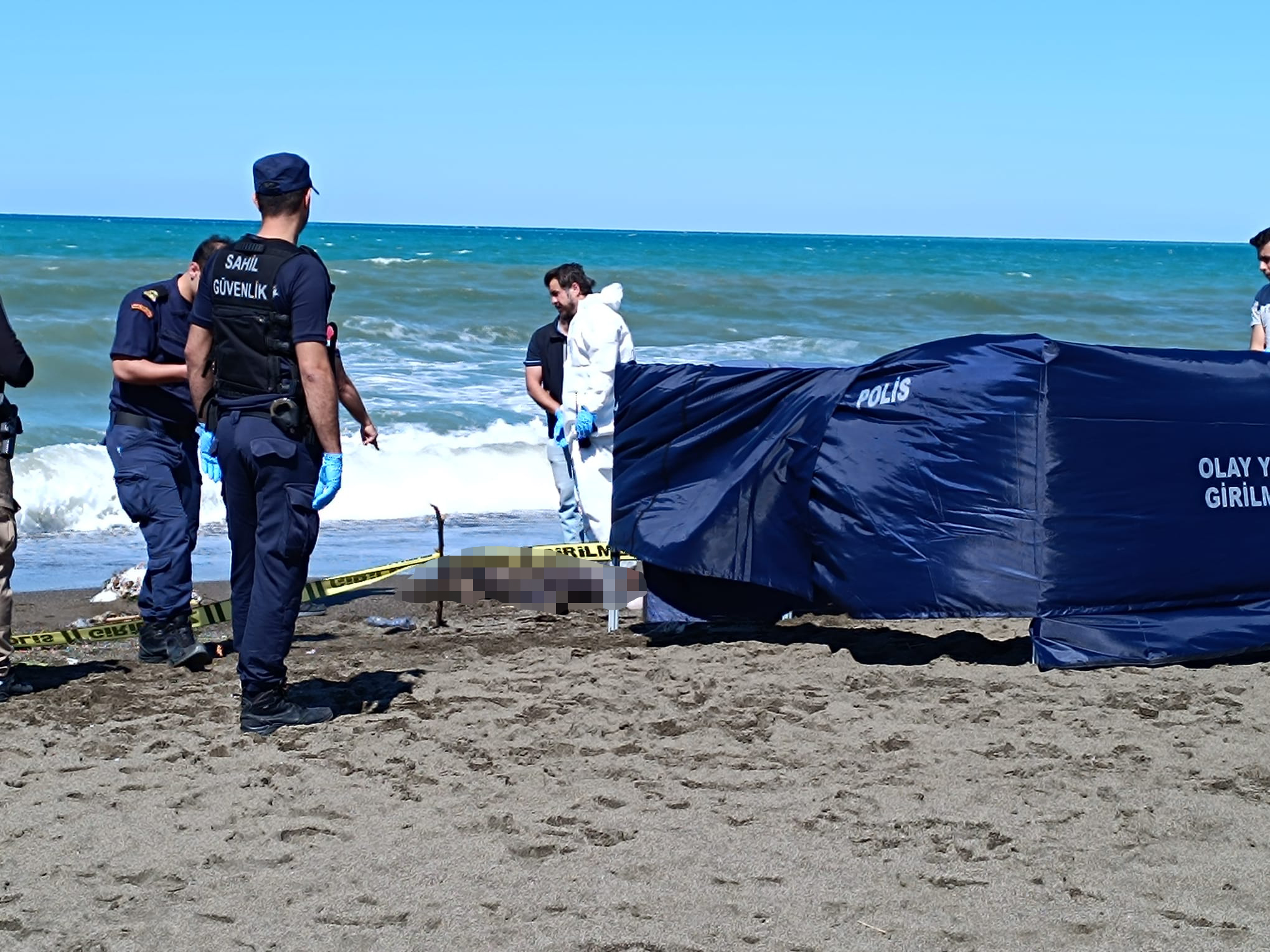Vatandaşlar sahilde erkek cesedi buldu
