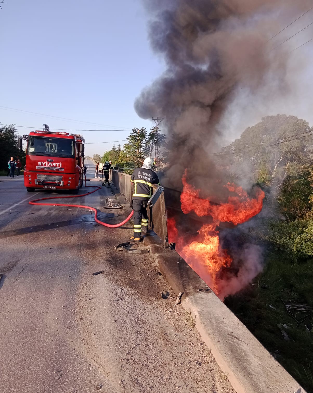 Kırklareli’de TIR köprüden dereye uçtu