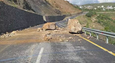 Yamaçtan koparak yola düşen kaya parçaları ulaşımı aksattı