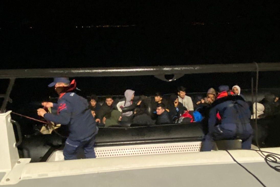 İzmir açıklarında onlarca kaçak göçmen yakalandı