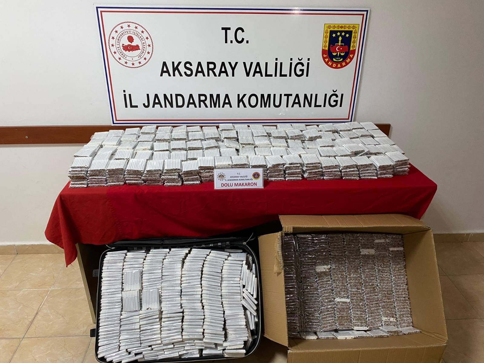 Aksaray'da otobüs bagajında kaçak sigara ele geçirildi