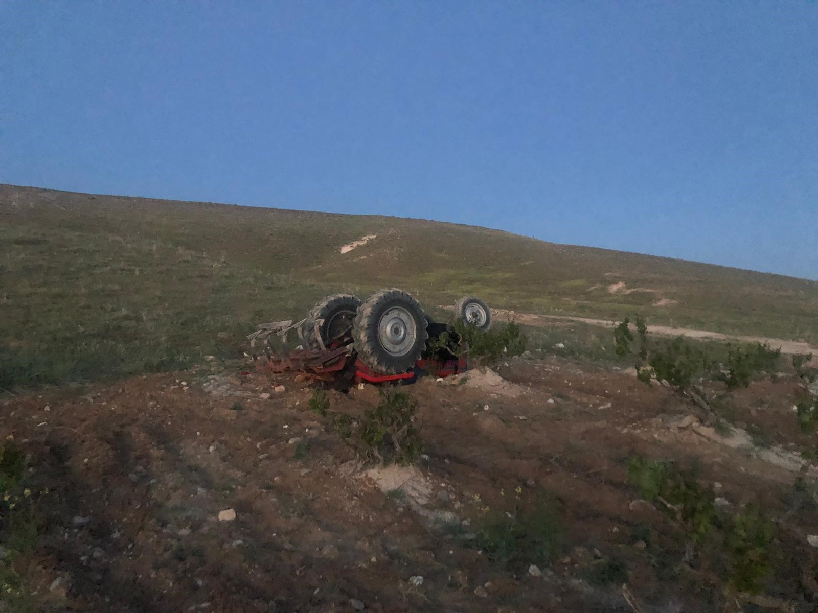 Traktör devrildi: Altında kalan sürücü hayatını kaybetti