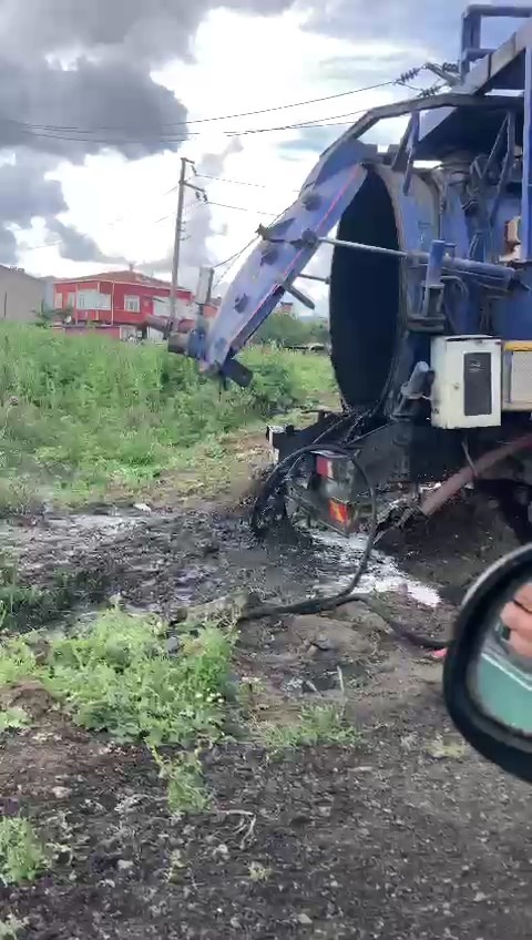 Tekirdağ'da TESKİ aracı dereyi kirletirken böyle görüntülendi