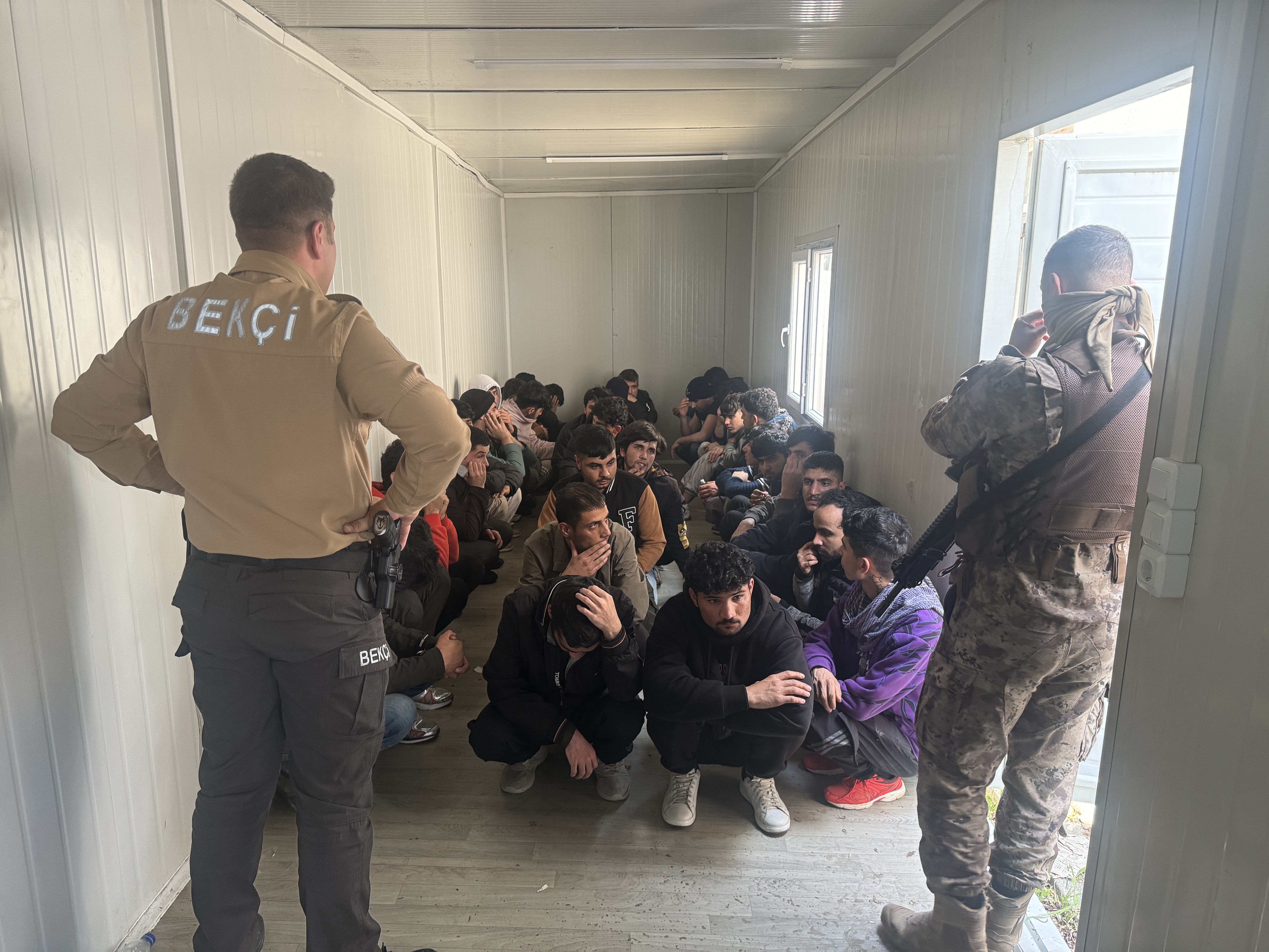 Kamyonet kasasından onlarca kaçak göçmen çıktı