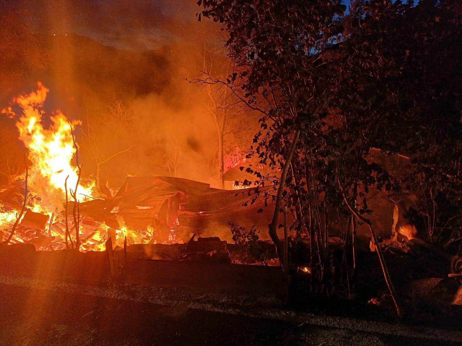 Kastamonu'da sobadan çıkan yangın iki evi küle çevirdi
