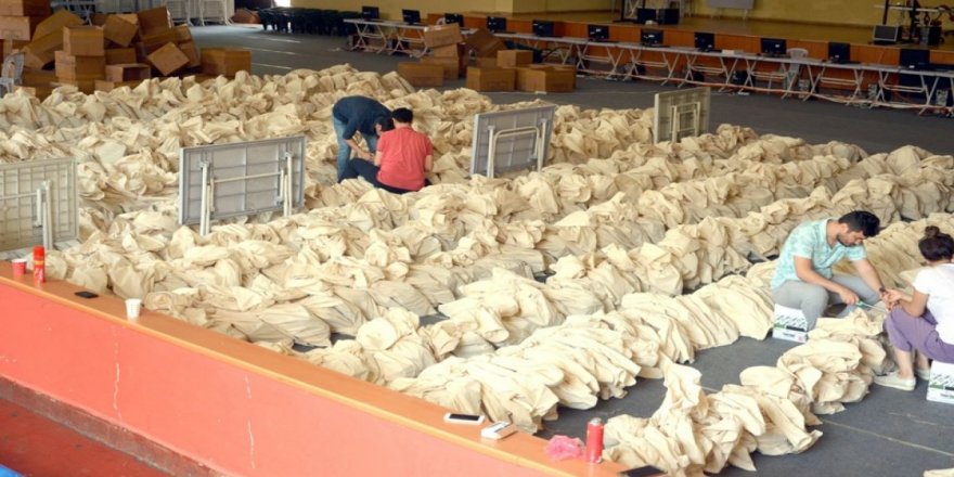 Seçime saatler kaldı! Oy pusulaları torbada