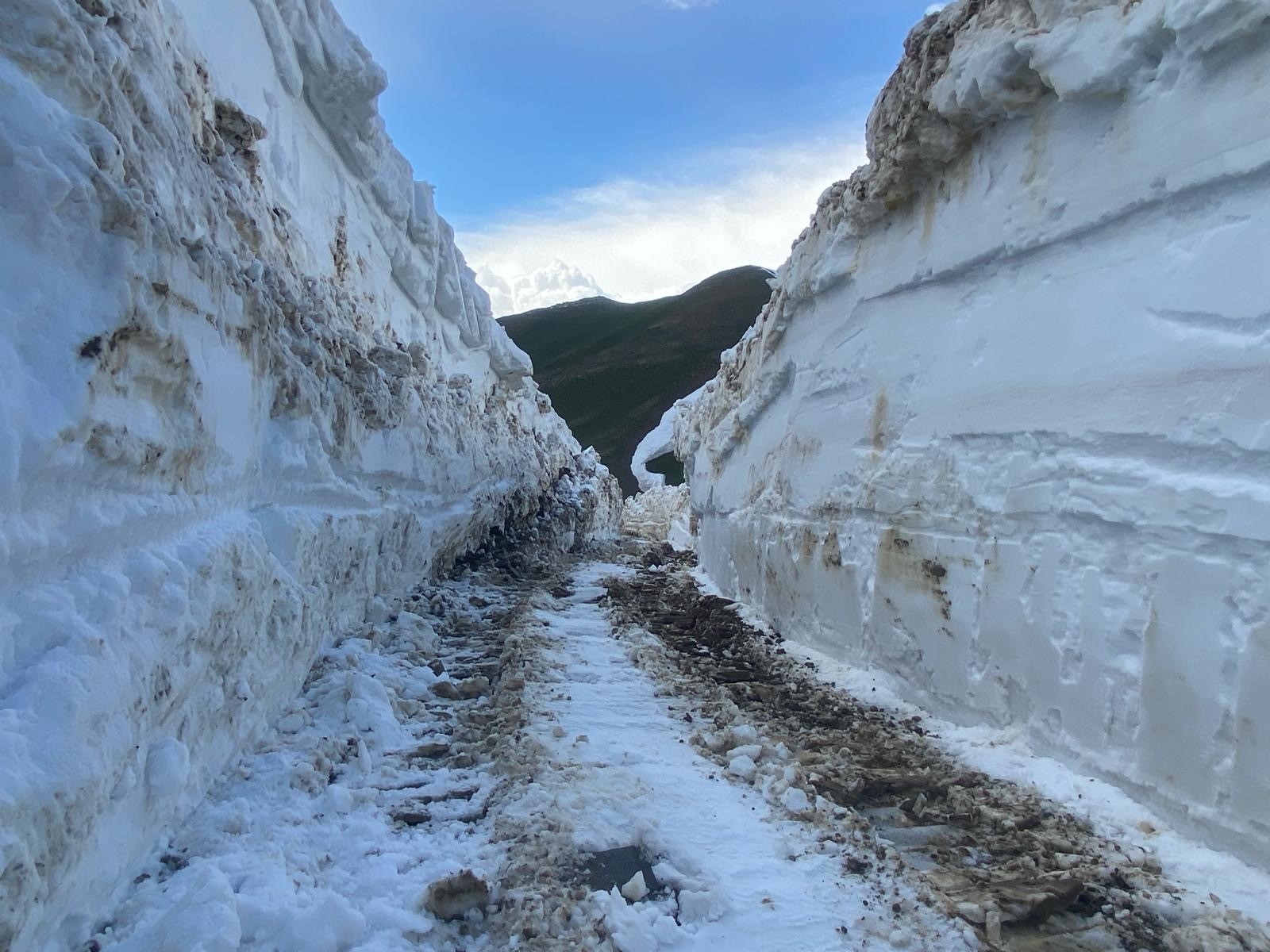 Hakkari'de kar 5 metreye ulaştı