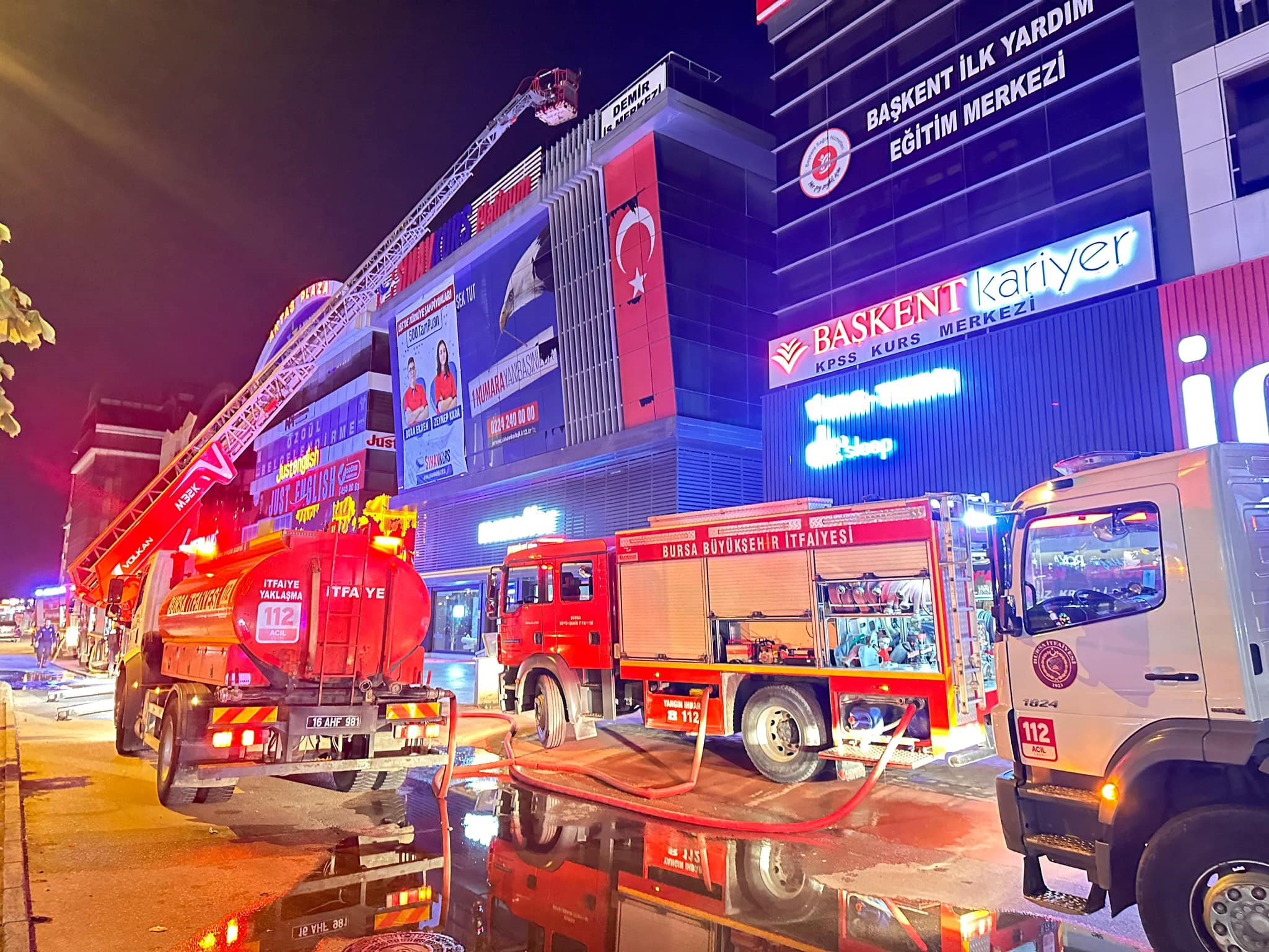 Bursa’da iş hanının çatısı alev alev yandı