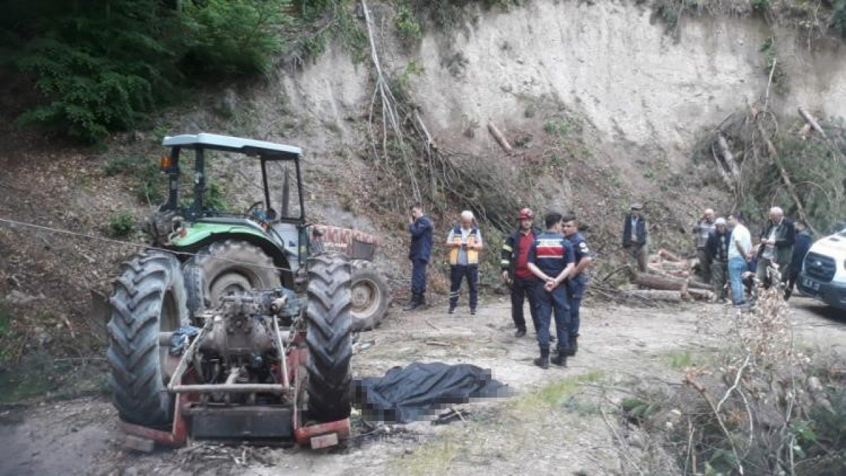 Devrilen traktörün altında can verdi