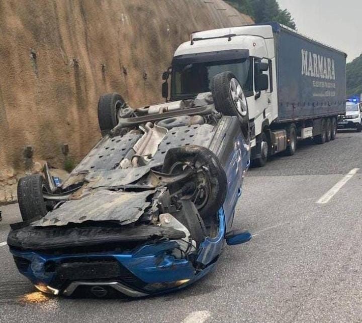 Lastiği patlayan cip duvara çarpıp takla attı: Sürücü yaralandı