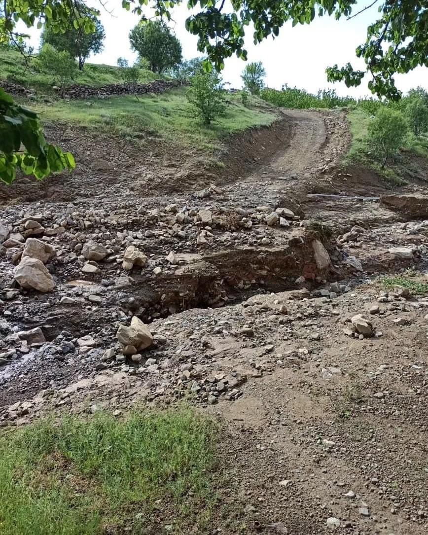 Elazığ'da sağanak yağışla köy yolu yerle bir oldu