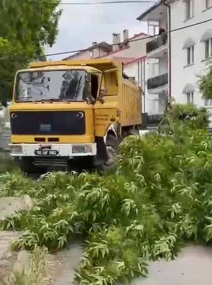 Sivas’ta şiddetli rüzgar yıktı geçti