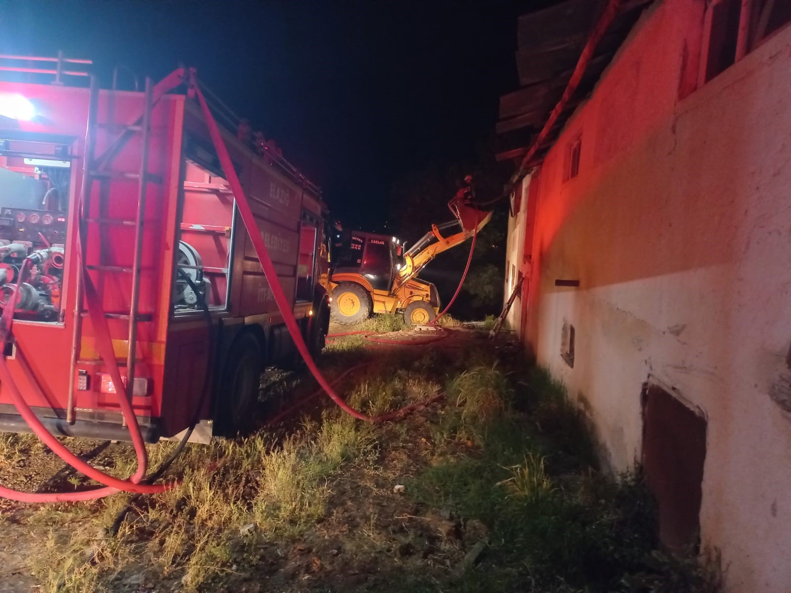 Elazığ’da tavuk çiftliği tavuklarla birlikte cayır cayır yandı