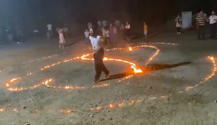 Elazığ’da çılgın davulcu etrafı yaktı geçti