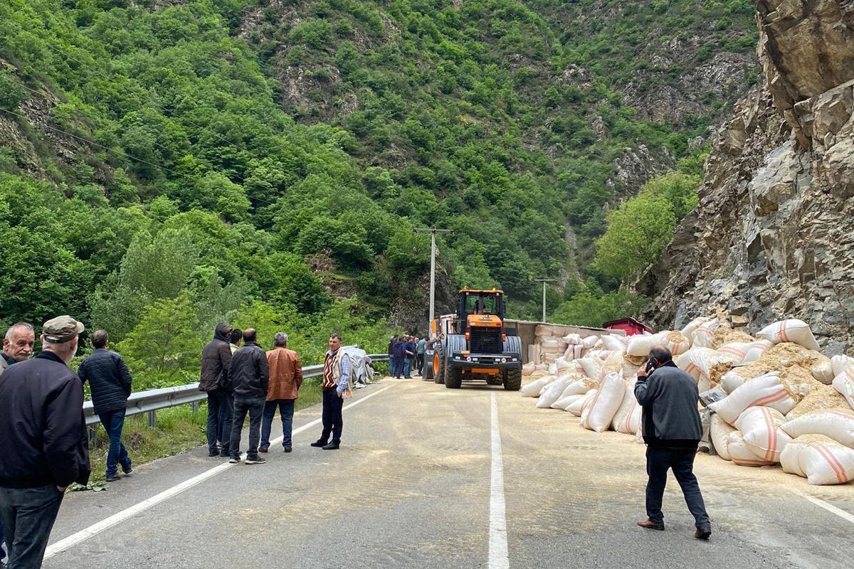 Gümüşhane’de tır devrildi: 1 yaralı