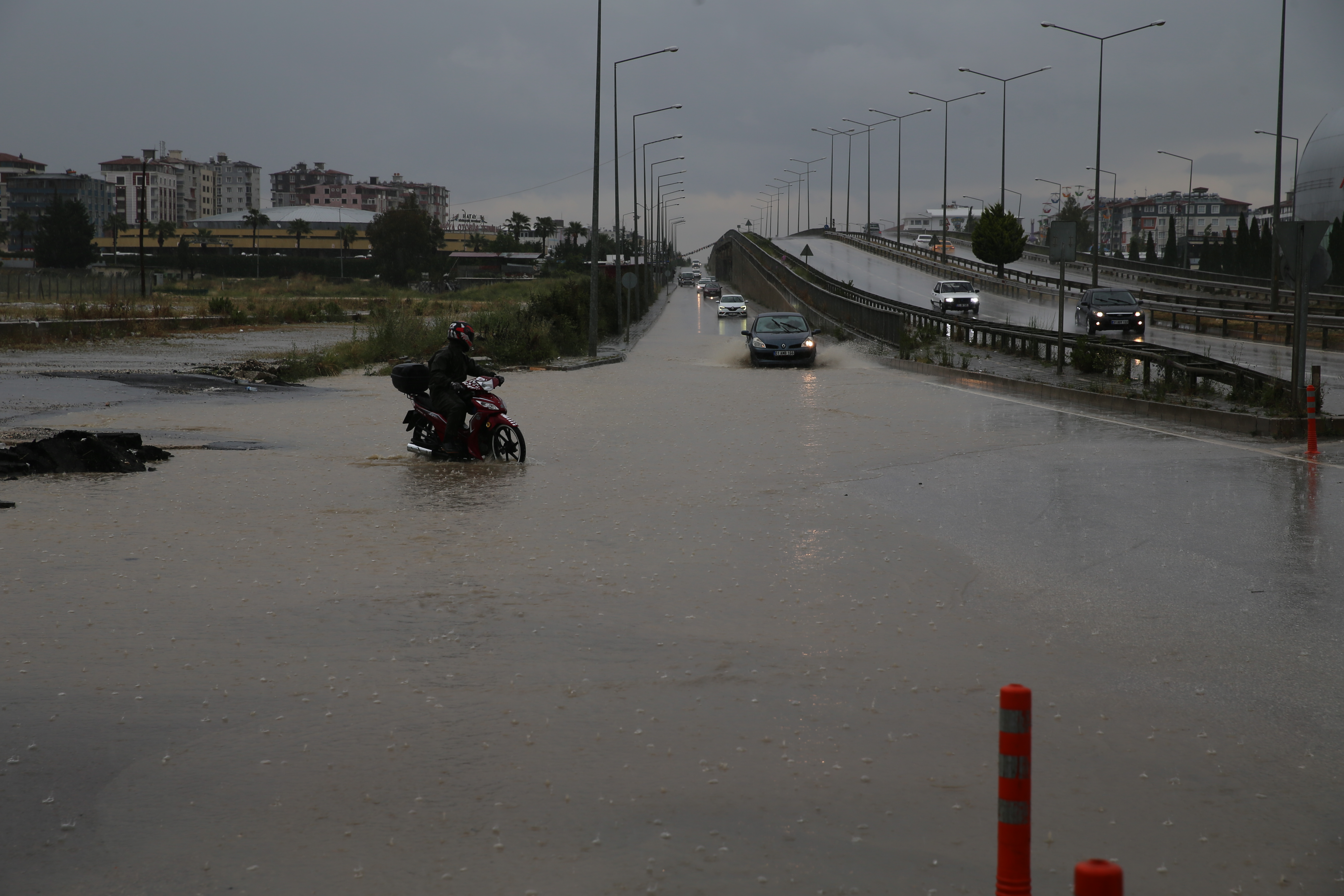 Hatay’da sağanak zor anlar yaşattı