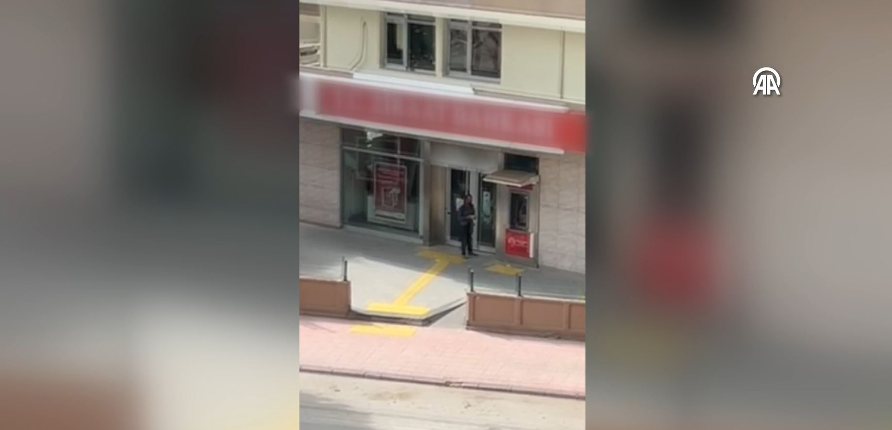 Adana'da bankayı taşlayan şahıslar yakalandı