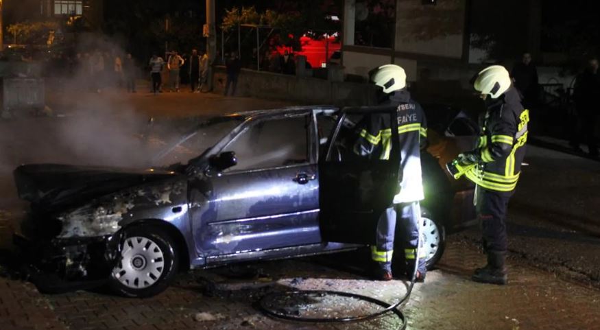 Park halinde araç alev aldı: Kullanılamaz hale geldi