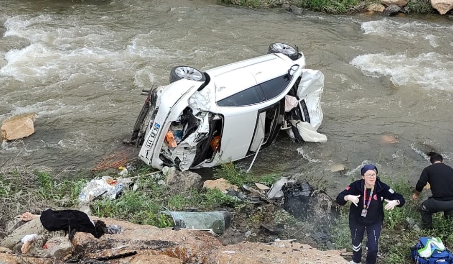 Erzincan'da otomobilin dereye devrildi: 1 ölü 1 ağır yaralı