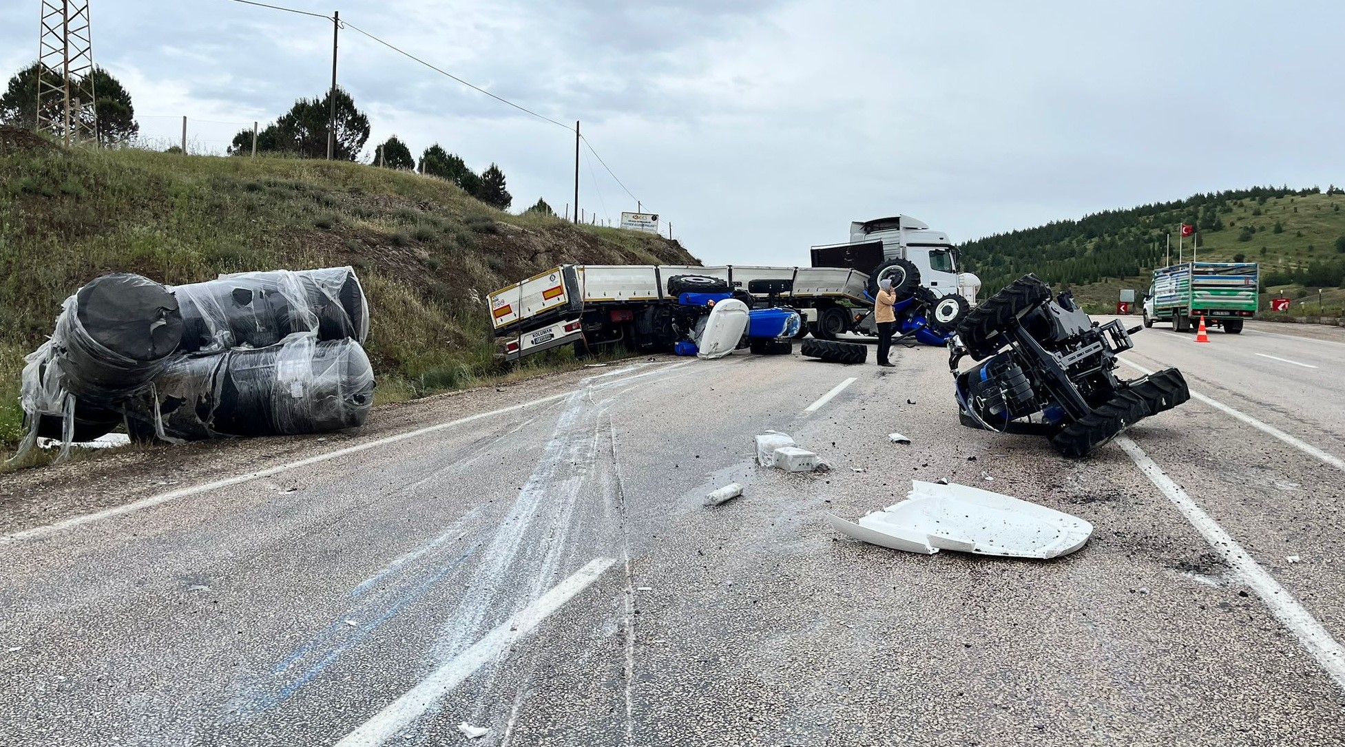 Traktör yüklü TIR şarampole devrildi