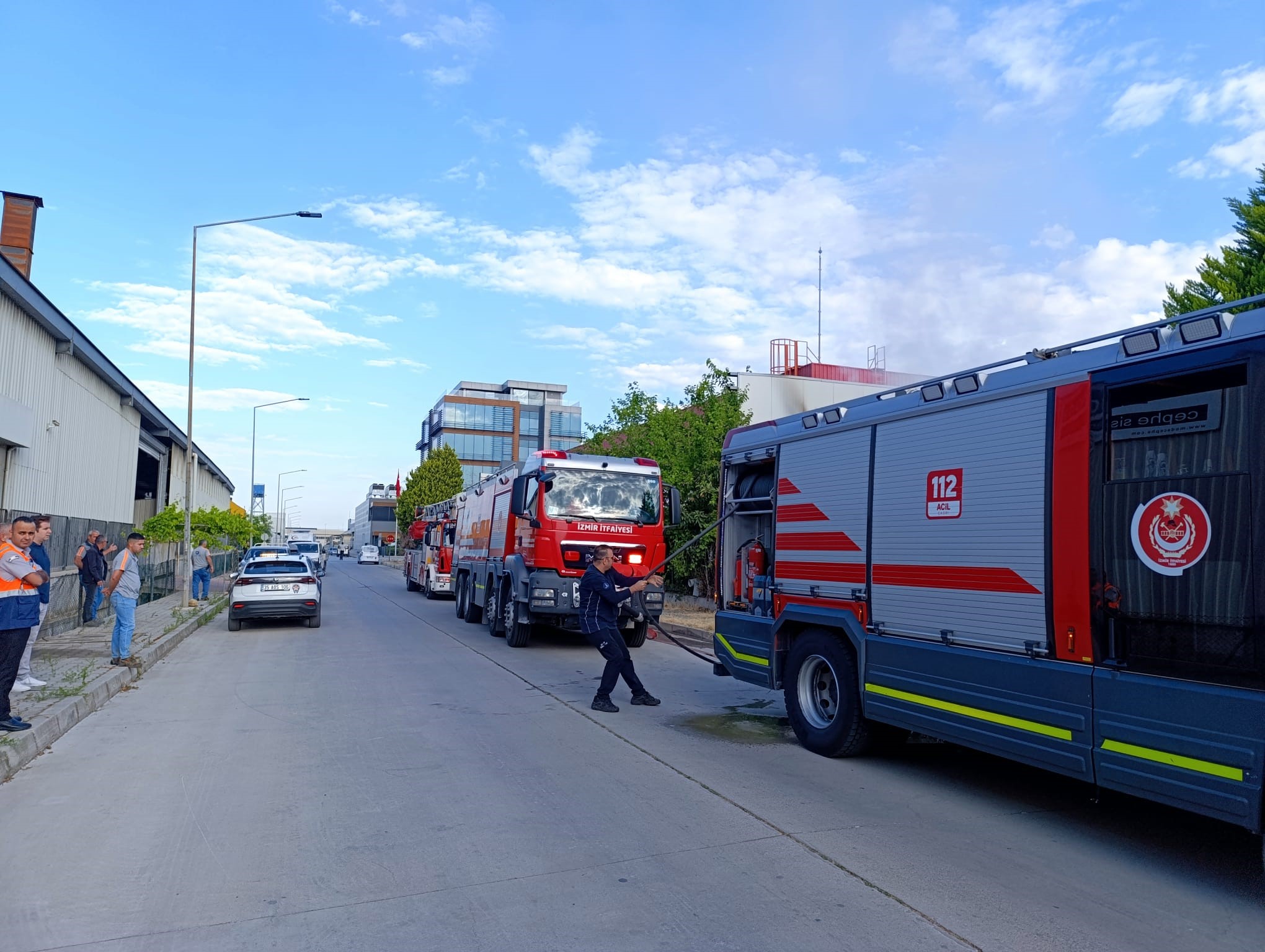 İzmir'de tekstil fabrikasında yangın