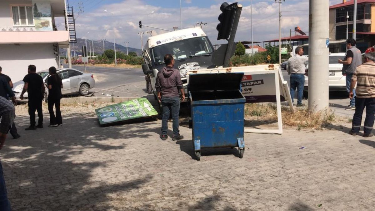 Zincirleme kazada bir minibüs durağa daldı