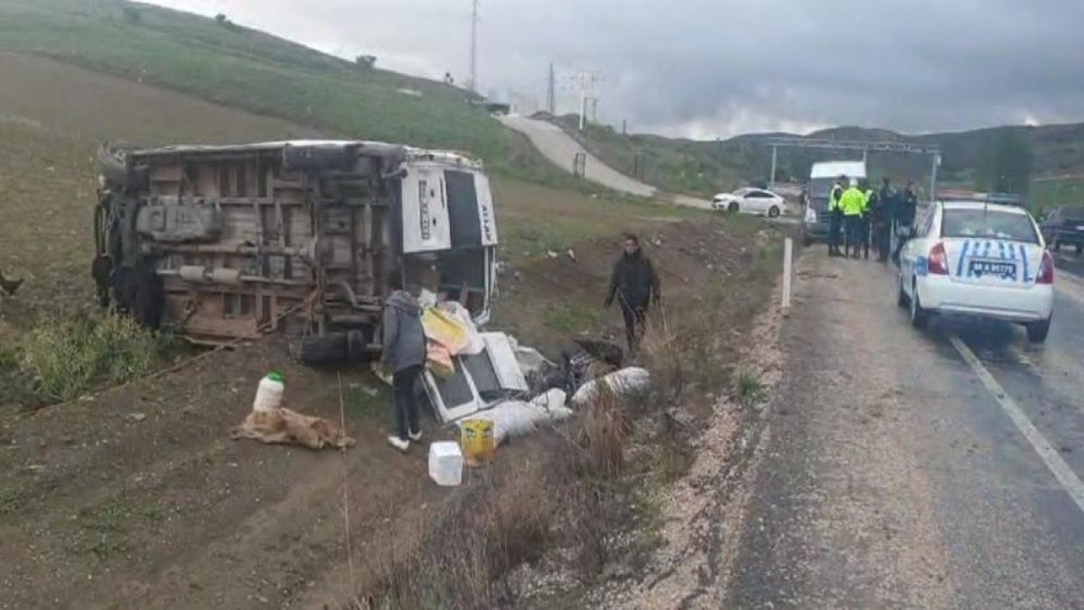 Minibüs takla attı, içindeki 9 kişi yaralandı