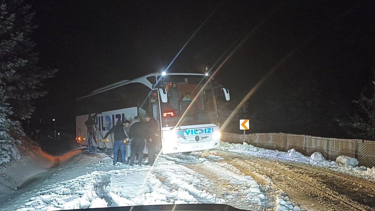 Mayıs ayında etkili kar nedeniyle yol kapandı