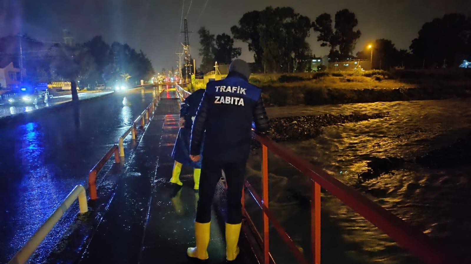 Hatay'da sağanak ile caddeler göle döndü