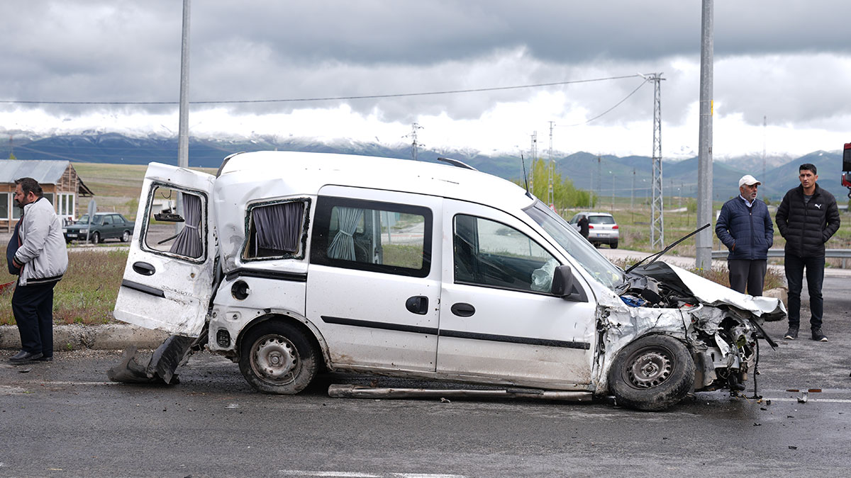 Erzurum'da kaza: 2'si ağır 4 yaralı