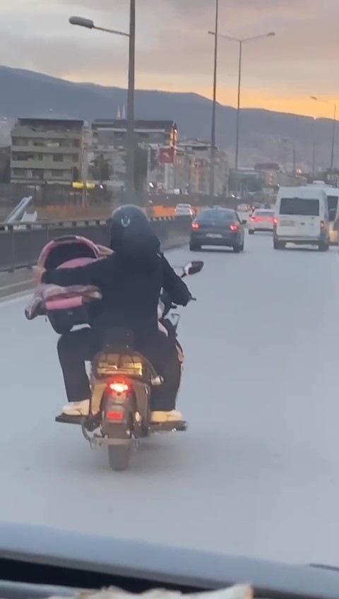 Bebek pusetini motosiklet tepesinde taşıdı