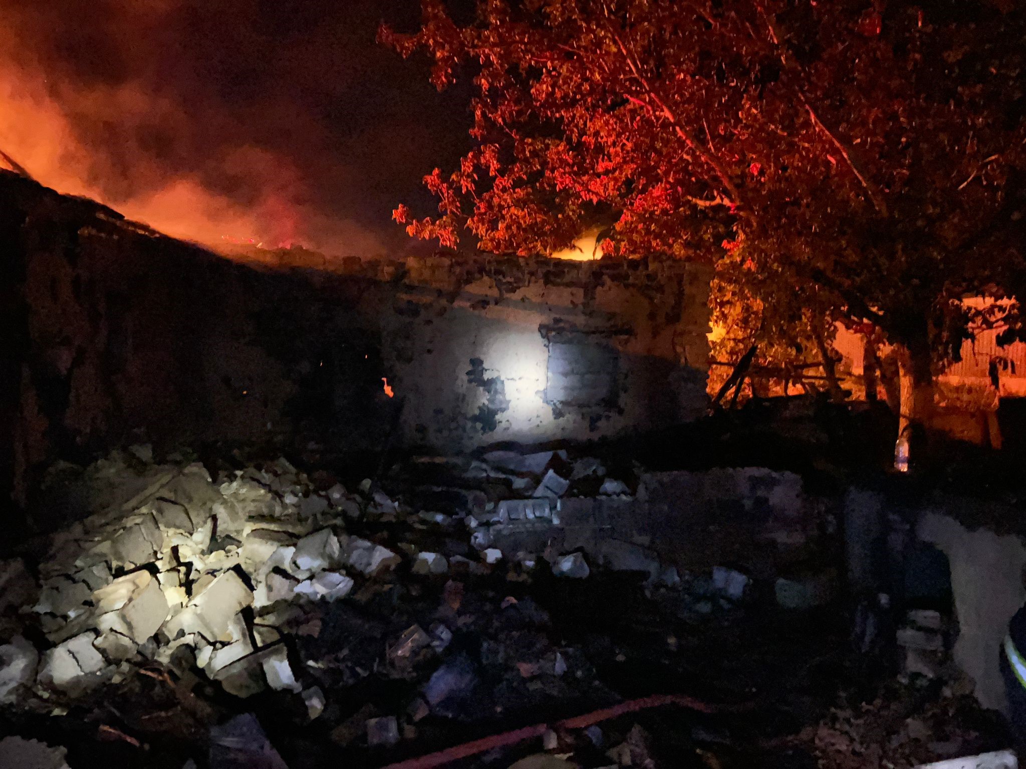 Burdur'da yangın: ev, samanlık ve ahır kullanılamaz hale geldi