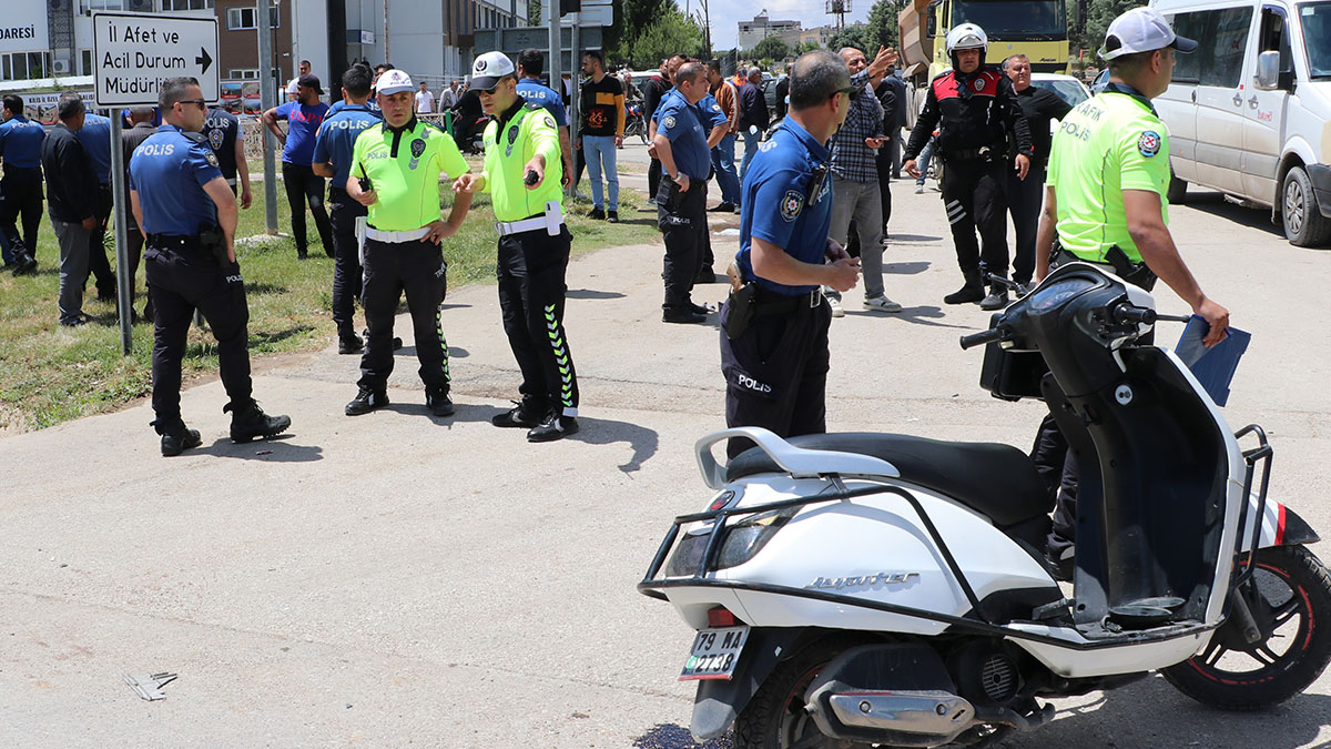 TIR ile motosiklet çarpıştı: 1 ölü 1 ağır yaralı