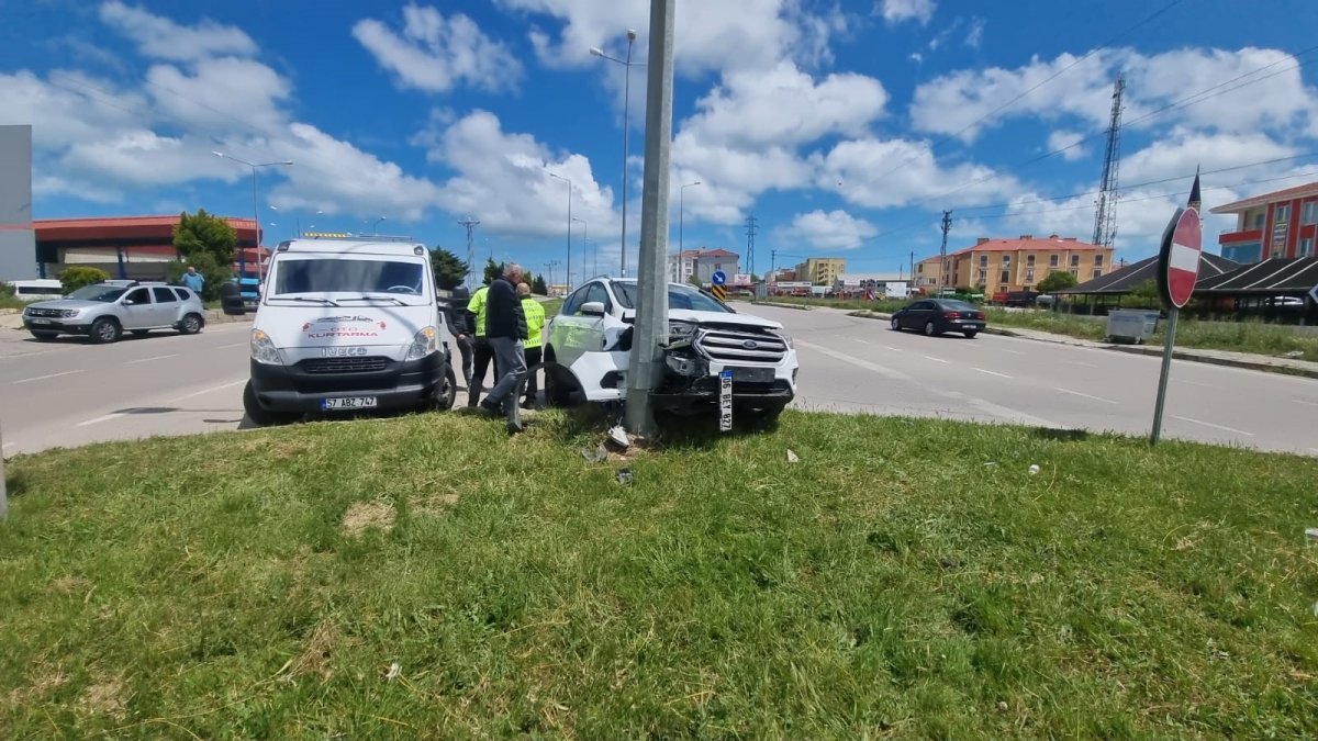 Sinop’ta kontrolden çıkan araç elektrik direğine çarptı