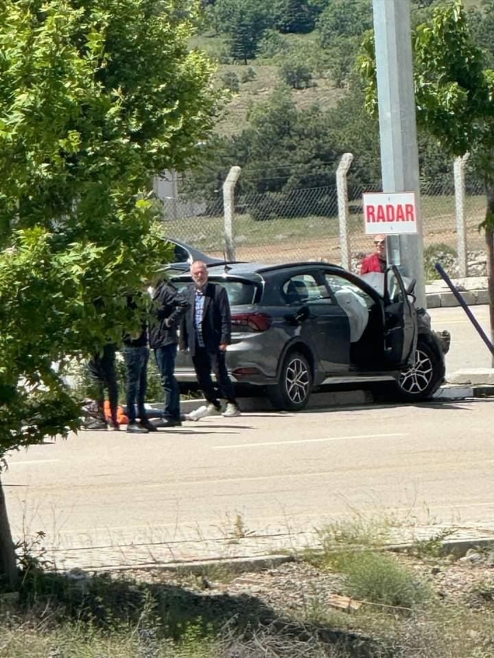 Elazığ’da otomobil direğe çarptı ‘1 yaralı’