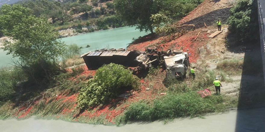 Domates yüklü TIR devrildi, şoför öldü