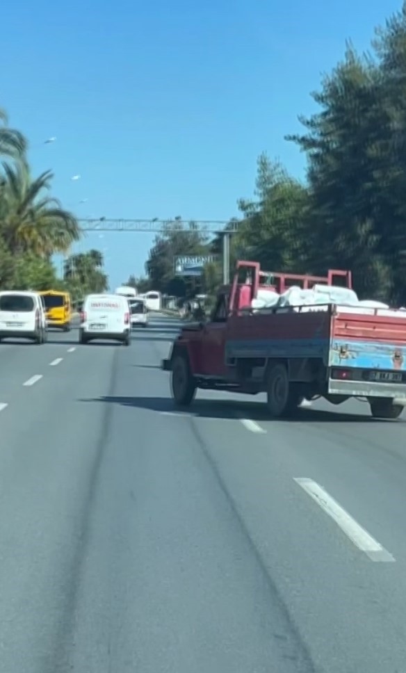 Sürücü seyir halinde zikzak çizerek trafiği tehlikeye attı